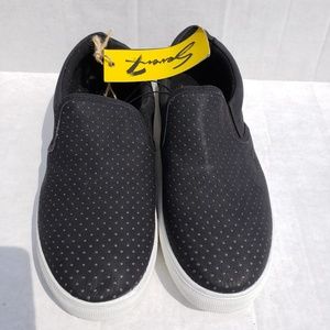 Seven7 black flat sneaker